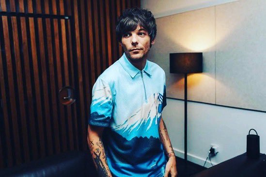 FandomChatter's tweet image. Love seeing a smile on @Louis_Tomlinson face, hope you’re having an amazing time on tour! What is everyone’s favourite song from Louis? 

#louistomlinson #tour #photography #pics #onedirection #music #muscian #pictureoftheday #photo