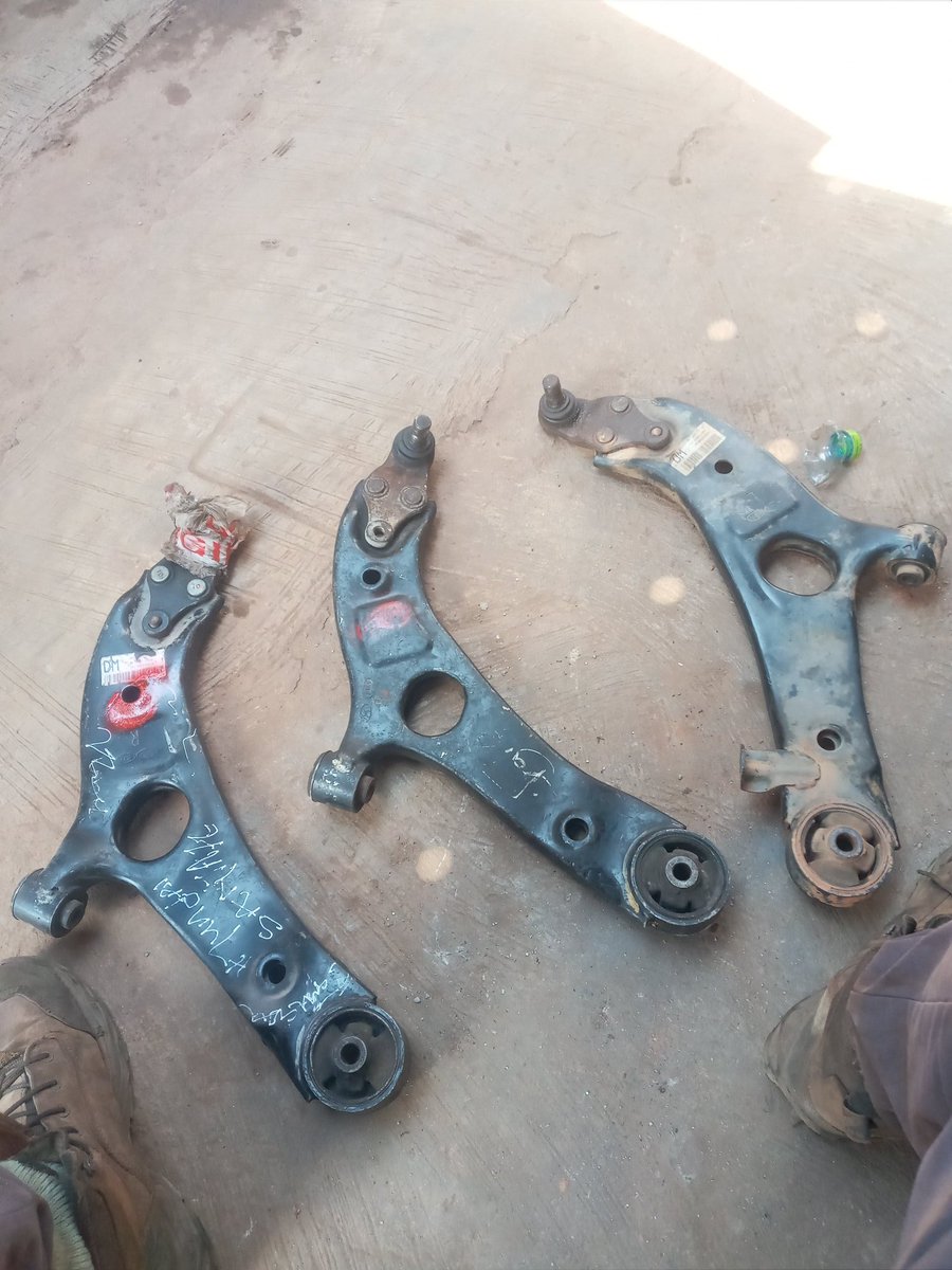 yawgame1's tweet photo. Bad Lower Control Arm Symptoms.
1)POPPING NOISE
One of the earliest signs of a failing control arm is hearing a popping noise when you drive over road irregularities
2)STEERING IS UNSTABLE
This is very common in failing bushings, where de alignment of the steering wanders,ca https://t.co/6R5fnwGPhl