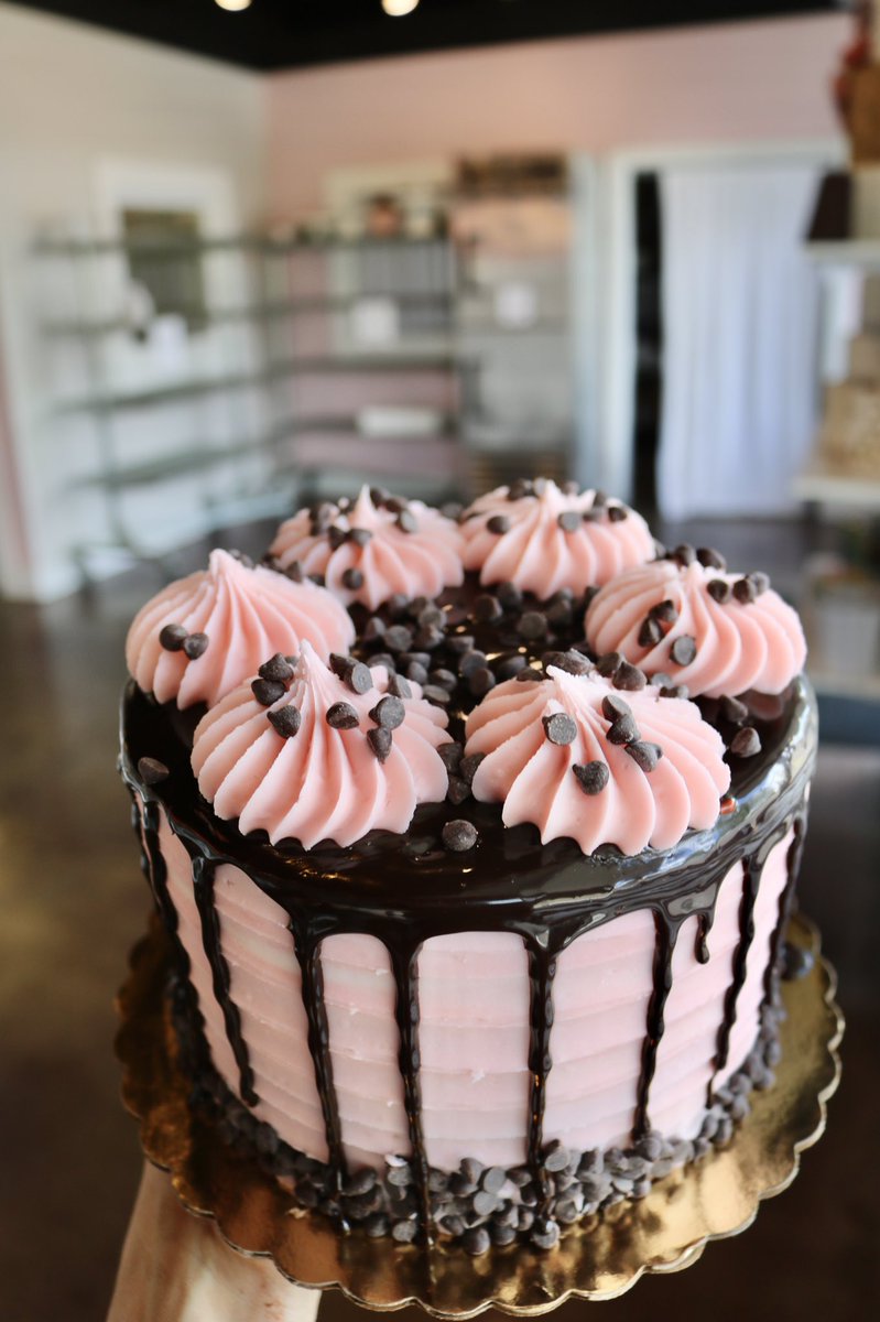 3sweetgirlscake's tweet photo. Starting the week with some new store cakes! 🍰 Stop in to choose yours or reserve in advance in the online shop!
#3sweetgirlscakery #cake #dripcake #cakedesign #candycake #buttercream #cincyeats #cakeinspo #storecake #buttercreamcake #birthdaycake #graduationcake #casecake https://t.co/J4Anq3a3K6