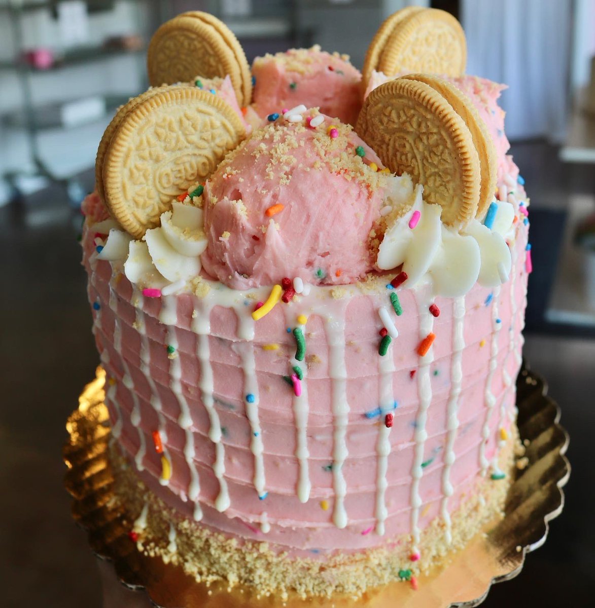 3sweetgirlscake's tweet photo. Starting the week with some new store cakes! 🍰 Stop in to choose yours or reserve in advance in the online shop!
#3sweetgirlscakery #cake #dripcake #cakedesign #candycake #buttercream #cincyeats #cakeinspo #storecake #buttercreamcake #birthdaycake #graduationcake #casecake https://t.co/J4Anq3a3K6