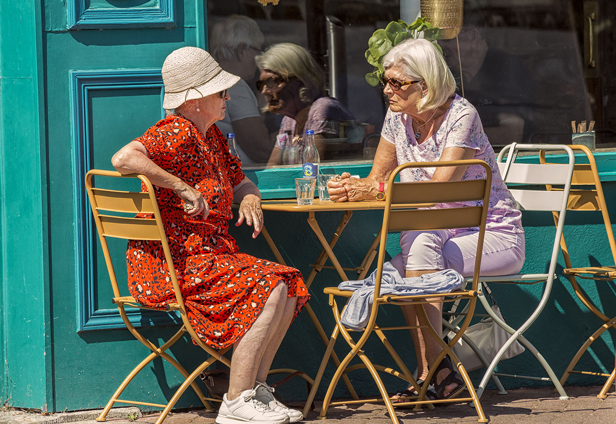 johnhall_john's tweet photo. Cobh in the sun @ThePhotoHour @pure_cork @PhotosCork @CobhTourism #cobh #streetphotography #candids https://t.co/BW2SBRdV66