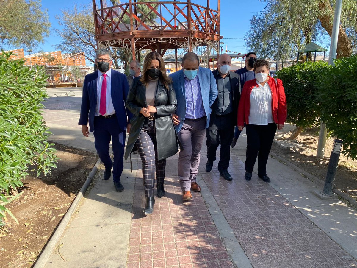 MuniSierraGorda's tweet photo. 🟢 Alcaldesa @deborahparedess junto a concejales de la comuna reciben al ministro de Educación @ProfMarcoAvila y al seremi de Educación, Alberto Santander en Sierra Gorda. Las autoridades participan en conversatorio con la comunidad educativa de la Escuela G-101 Caracoles. https://t.co/ndZblMhoFh