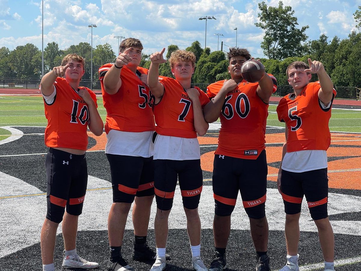 MNTigers's tweet photo. Your 2022 Captains:
10-Dave Bertoline
56-Andrew Kirlin
7-Ty Can
60-Josh Tiger-Wesley
5-Bryan Bogan
#TigerPride 🏈🐅 https://t.co/4s2ztBxeR0