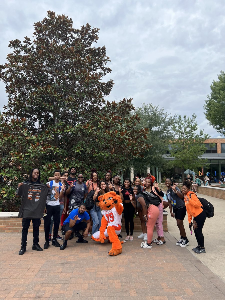 Rated_X0's tweet image. Happy first day of school thank you to everyone that stopped by and received a goodie bag. 🍭

Follow and stay tuned for upcoming events and give aways. 🤩

Catch #Labproductionz 🥼🧪tomorrow at #VilleMentality🚦