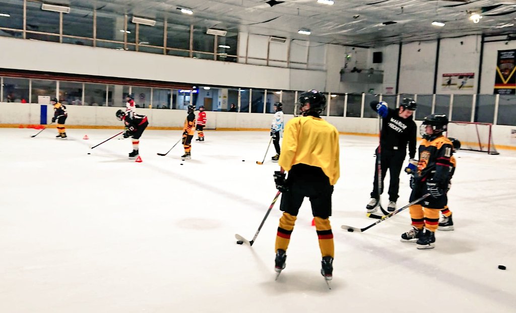 Bulldogs_IHC's tweet photo. Three hours of ice ... coaching from @bobbystreetly16 @kieranbrownie12 @j_griffin44 &amp; @h32walker ... what's not to like?! 

Great time had by all at @bradfordice over the weekend 

We reckon we should do it again sometime - who's in?! https://t.co/jL5LBgkBfL