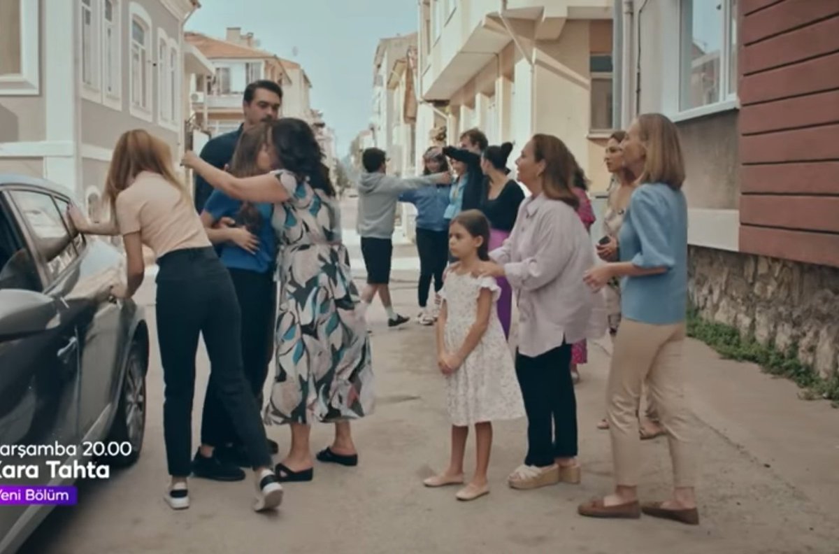 SuheylaDurmazMX's tweet photo. RESUMEN Y FOTOS CAPÍTULO 19

#KaraTahta #FurkanAndıç #MirayDaner #IrLas 

 Todos están devastados por el secuestro de Irmak por parte de Bekir. Asu, que fue encontrada gracias a los esfuerzos de sus amigos, dice que Bekir hizo un pasaporte falso. https://t.co/NgsgxgkZ5K