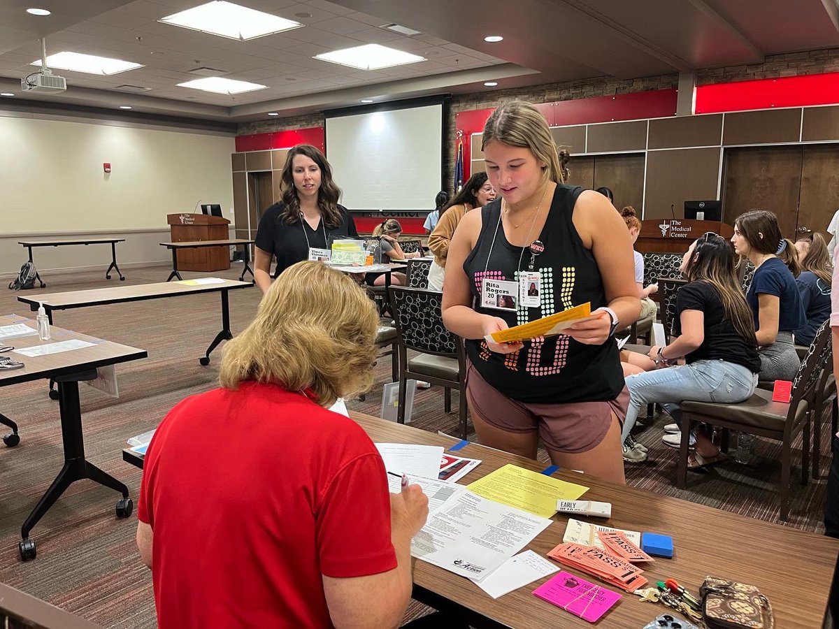 SCKY_AHEC's tweet photo. Welcome back WKU students! The WKU nursing students started the semester with a Poverty Simulation! #experienceCHHS #WKUFirstDay  @CHHS_WKU, @WKUNursing https://t.co/sAGbtbILuU