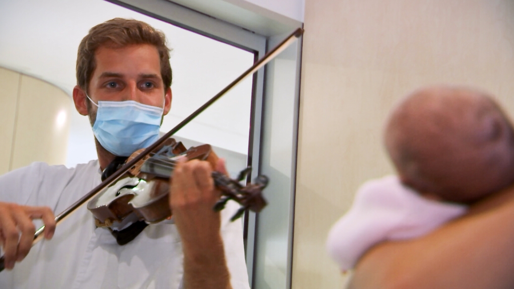 3CatInfo's tweet photo. Música a l'hospital: moments màgics en un box gràcies al violí d'un pediatre resident https://t.co/qsmAtxIlwk https://t.co/5OtLwflRxq