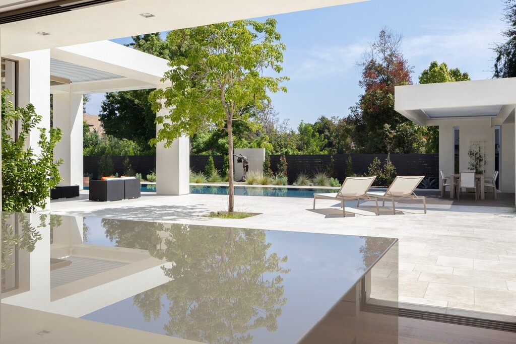 WinickArchitect's tweet photo. The view across the island ⛱ The kitchen from our Pasadena Residence project features retracting glass walls that usher the outdoors inside 🌞

#kitchen #island #kitchenisland #chefslife #socal #winickarchitects #architect #architecture #modern #minimalist #minimalism #pasade… https://t.co/xOD4d8nOfg