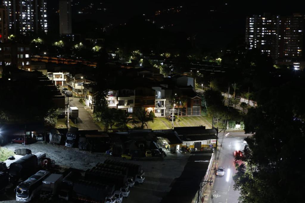JulianVasquez_R's tweet photo. Desde que inicié como Gerente del @IDEA_Antioquia, me propuse convertirnos en la #BancaAliada de los municipios para impulsar proyectos de interés público. Uno de ellos es #AntioquiaLed, ¡ahora miles de antioqueños ven luz donde antes había oscuridad!. https://t.co/FJAiG2hdvR