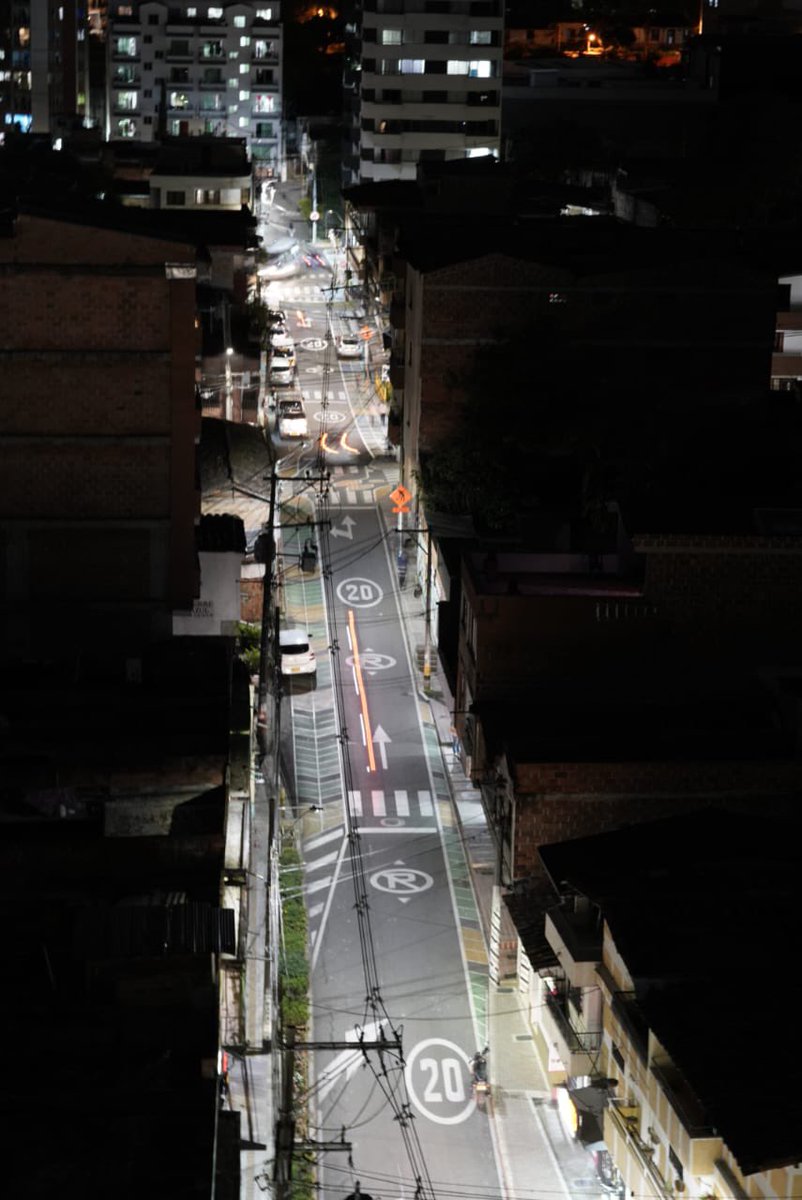 JulianVasquez_R's tweet photo. Desde que inicié como Gerente del @IDEA_Antioquia, me propuse convertirnos en la #BancaAliada de los municipios para impulsar proyectos de interés público. Uno de ellos es #AntioquiaLed, ¡ahora miles de antioqueños ven luz donde antes había oscuridad!. https://t.co/FJAiG2hdvR