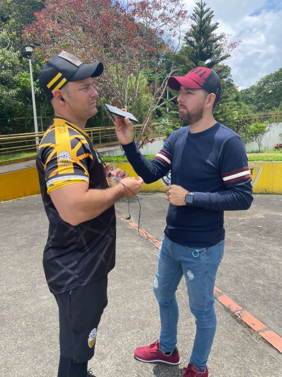 FrankPinedaC's tweet photo. Excelente nota con el DT @eduardosarago quién hoy en zona mixta habló por 1ra vez con los medios de comunicación. Tuvimos el placer de llevarles en vivo las impresiones del estratega a través @futbuenoo por @lafm985 🗣🎙

Mucha expectativa en la Cancha Alterna, ambiente positivo. https://t.co/vaAbumR8Wj