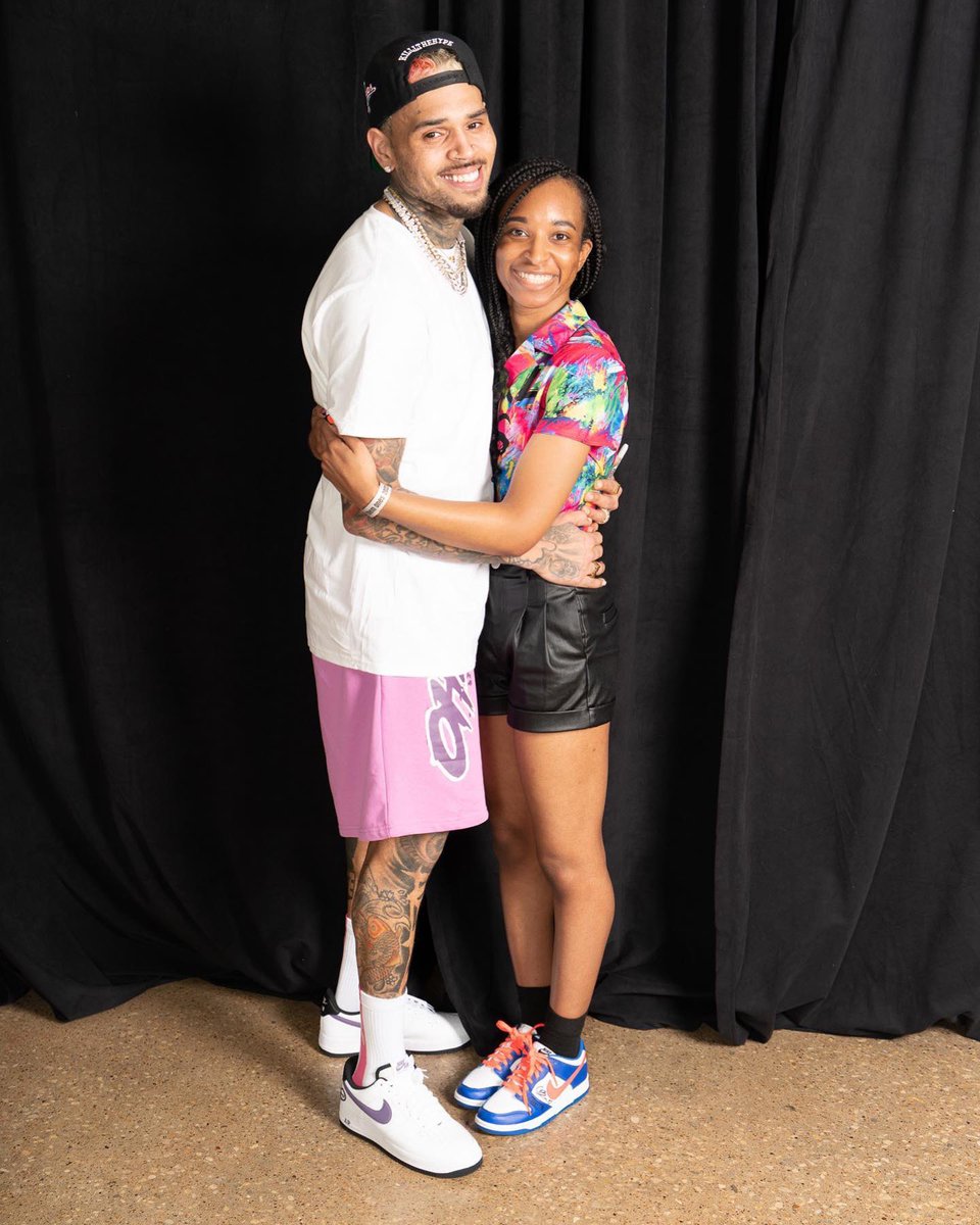 cblivee's tweet photo. Chris Brown with fans at #OneOfThemOnesTour meet and greet in Dallas, TX. https://t.co/Cys0UepcOn