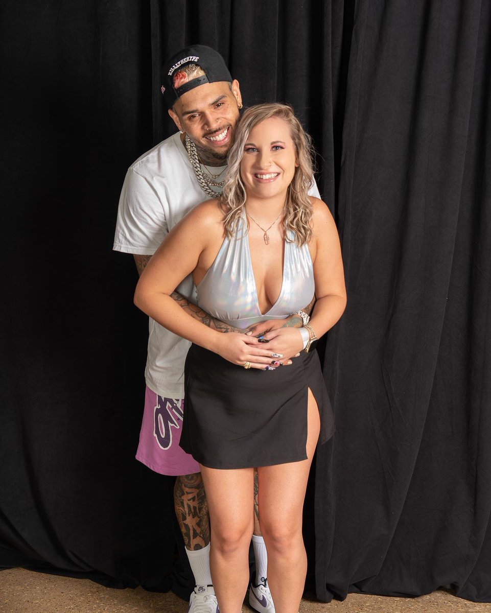 cblivee's tweet photo. Chris Brown with fans at #OneOfThemOnesTour meet and greet in Dallas, TX. https://t.co/Cys0UepcOn