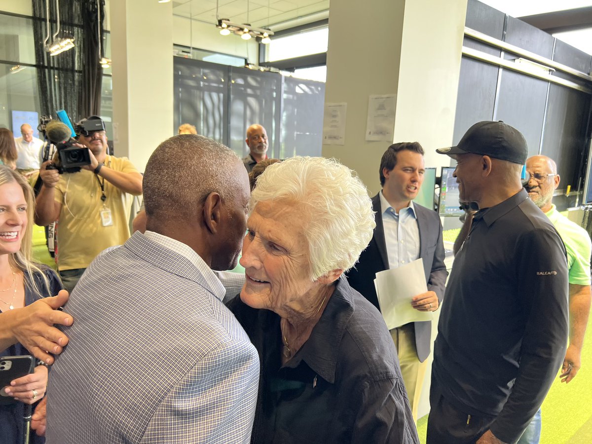 Soooo many Hall of Famers!
The great Kathy Whitworth, along with @dallascowboys legends Drew Pearson and Tony Dorsett all on hand for the for the #WelcomeHome celebration for the new @PGA HQ in #Frisco. https://t.co/wc5m2lLBUG