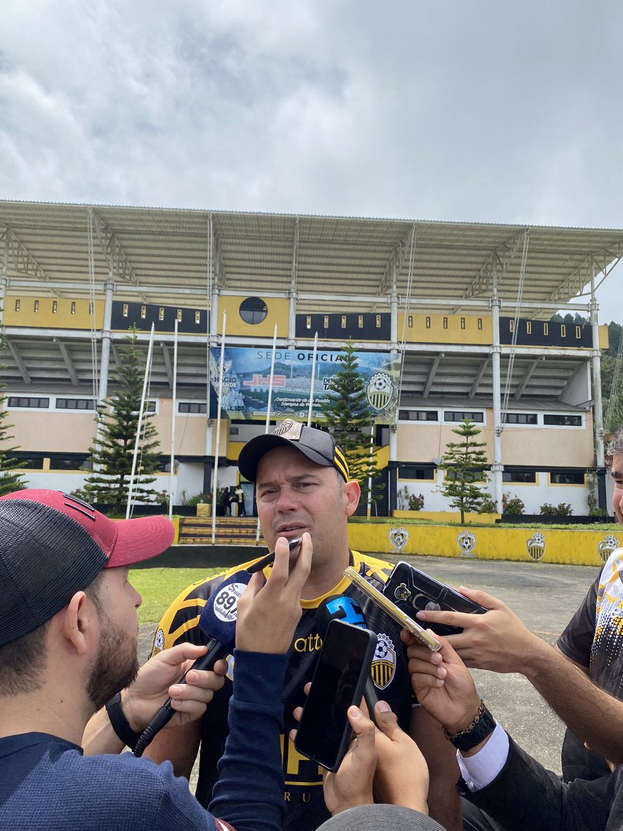 FrankPinedaC's tweet photo. Excelente nota con el DT @eduardosarago quién hoy en zona mixta habló por 1ra vez con los medios de comunicación. Tuvimos el placer de llevarles en vivo las impresiones del estratega a través @futbuenoo por @lafm985 🗣🎙

Mucha expectativa en la Cancha Alterna, ambiente positivo. https://t.co/vaAbumR8Wj