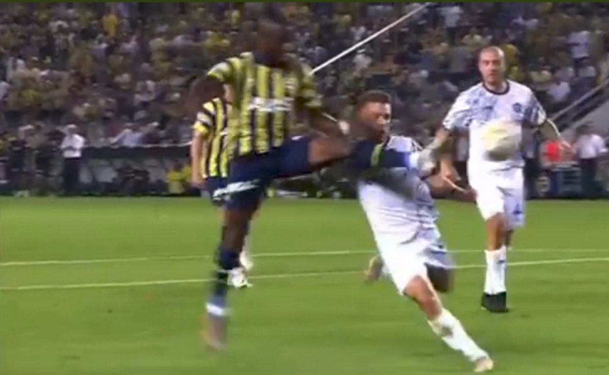 Canyali01's tweet photo. Szalai’nin tekmesine kart bile yok, yanlış adama verdiği ofsayt, Valencia taban kaldırmasına rağmen penaltı, Belhanda’nın gole çevirdiği Onyekuru’ya yapılan penaltı sonrası VEREMEDİĞİ kırmızı kart ile Fenerbahçe’de maçın adamı hakem Abdülkadir Bitigen oldu. 

#AdanaDemirspor https://t.co/wF7XlIwbAf