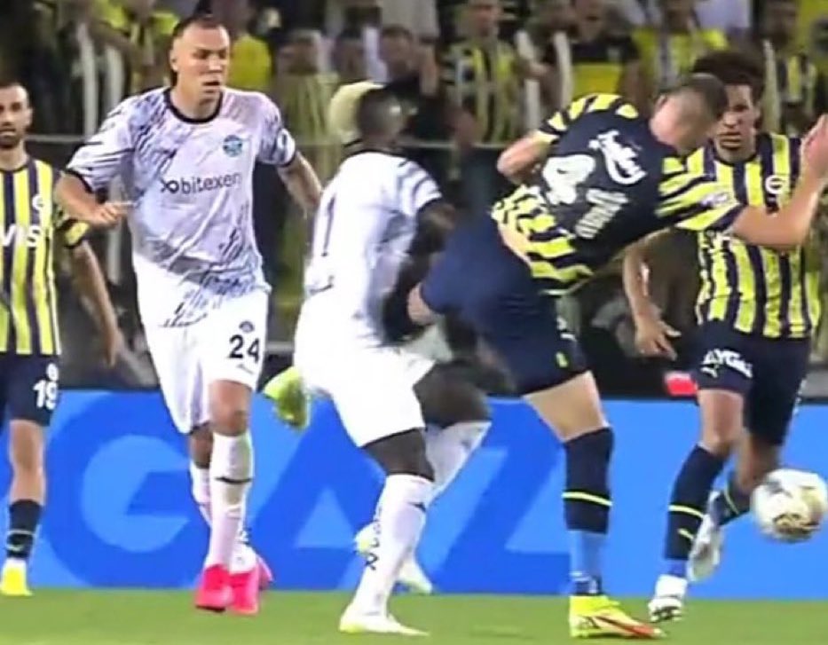 Canyali01's tweet photo. Szalai’nin tekmesine kart bile yok, yanlış adama verdiği ofsayt, Valencia taban kaldırmasına rağmen penaltı, Belhanda’nın gole çevirdiği Onyekuru’ya yapılan penaltı sonrası VEREMEDİĞİ kırmızı kart ile Fenerbahçe’de maçın adamı hakem Abdülkadir Bitigen oldu. 

#AdanaDemirspor https://t.co/wF7XlIwbAf
