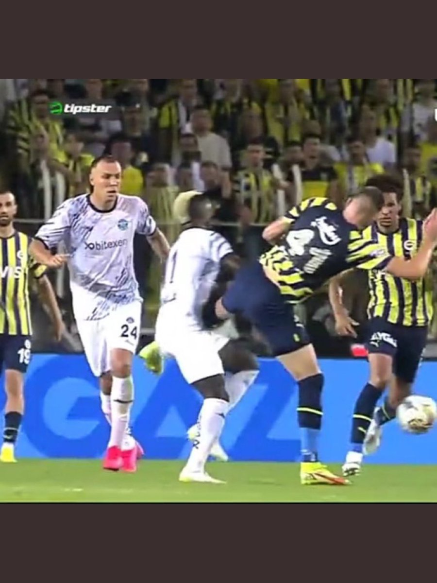 ibrahimseten's tweet photo. ✅ buna kart bile göstermeyen hakem; diyelim ki görmedi veya pozisyon devam edince heyecandan unuttu😂

✅ peki var ne iş yapar?

✅ bu kırmızıyı görmeyip rossi’ye yapılanı görmek, öyle “derin” mesajlar içeriyor ki.. https://t.co/BLGlWD49dz