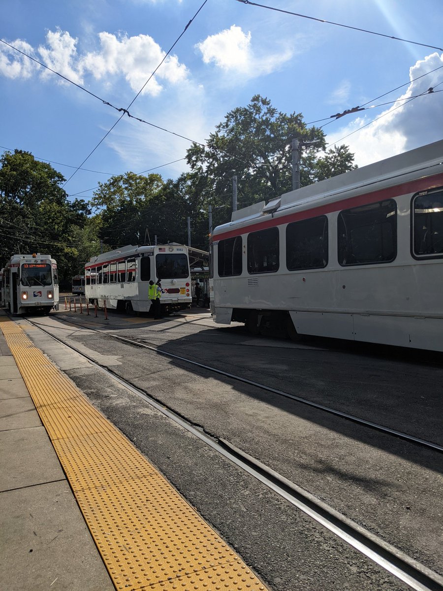 Val_lynneDL's tweet photo. @SEPTA can you tell us what is happening at 40th street trolley portal?  Nothing is moving. https://t.co/jdKGKFra7e