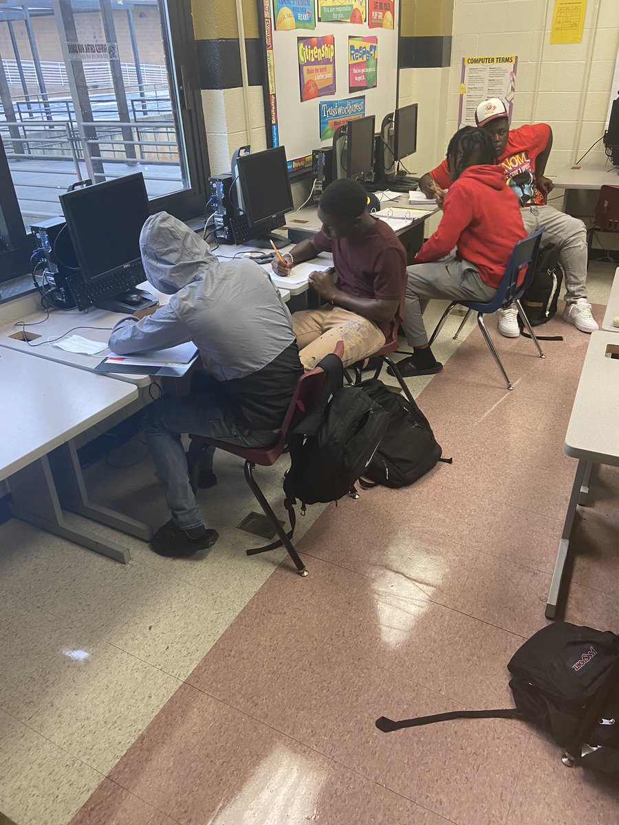 I spy with my AVID eye, students in Coach Washington’s Computer Science class journaling in their AVID Binders! 🖤💛 #GriffinsUnite #WICOR #AVIDSchoolwide 🖤💛📒