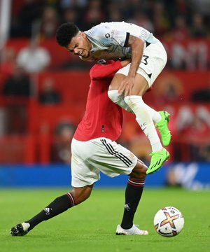 FootballFansPT's tweet photo. Manchester United a empurrar o Liverpool para a crise. Grande jogo esta noite em Old Traford. #MUNLIV https://t.co/6NHTKTi3ZN