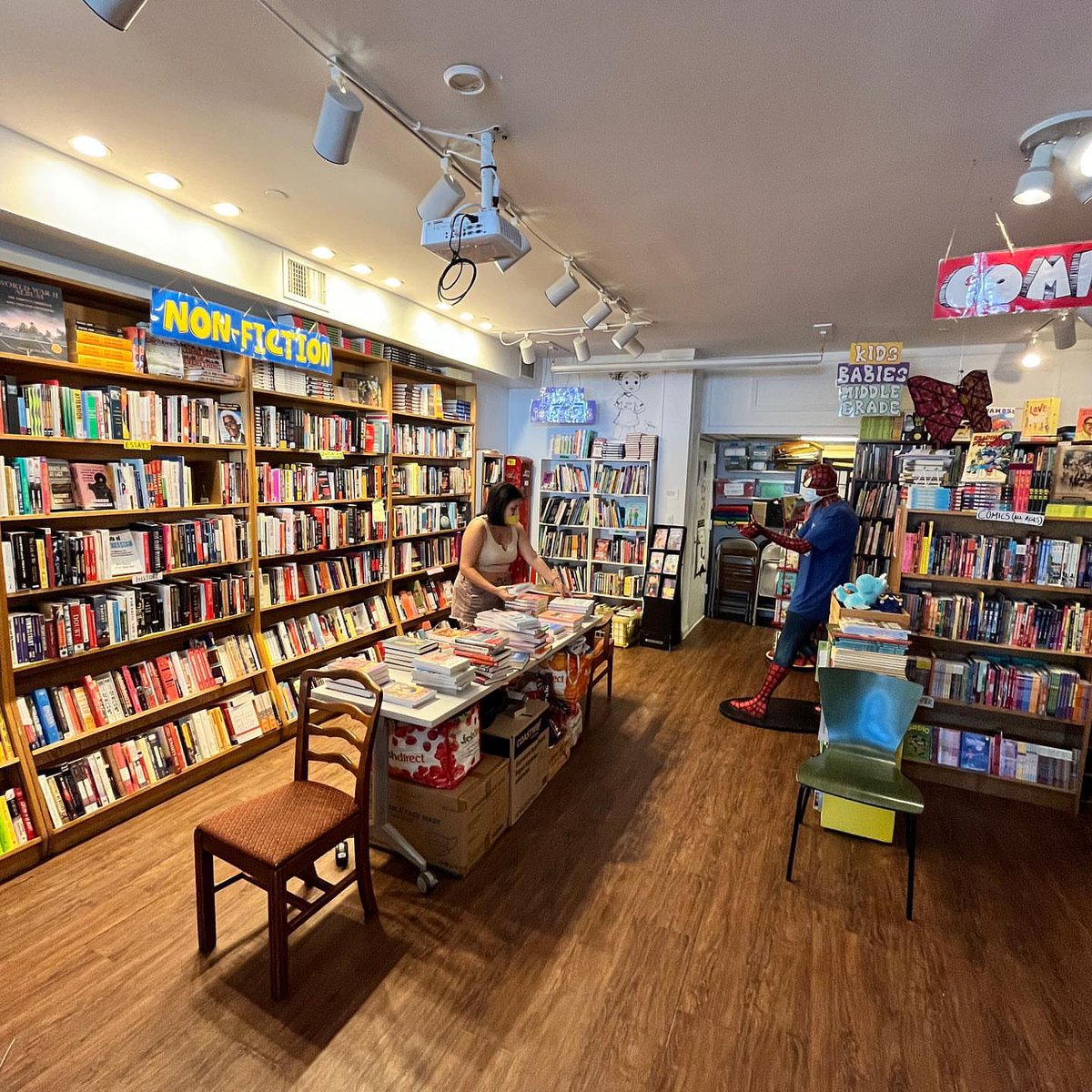#LibreríasEnNYC Te presentamos a <a href="/WordUpBooks/">Word Up Community Bookshop/ Librería Comunitaria</a>, una librería comunitaria en Amsterdan Avenue que tiene mucho que ofrecerte. Conoce su catálogo, eventos y programas aquí ➡️ bit.ly/3nPV4z2