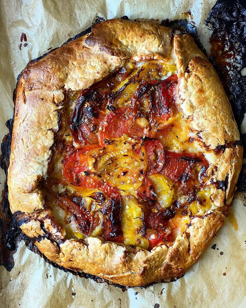 jessiesbakes's tweet photo. Peeps!! I did the UNTHINKABLE- I made an heirloom tomato cheddar galette with a generous sprinkling of red pepper flakes and the easiest ever crust from #snackablebakes and it was delish and tasted like pizza (that’s a compliment, BTW) and it took like 1… https://t.co/H38WRFYNpG https://t.co/SjO8P8rVuC