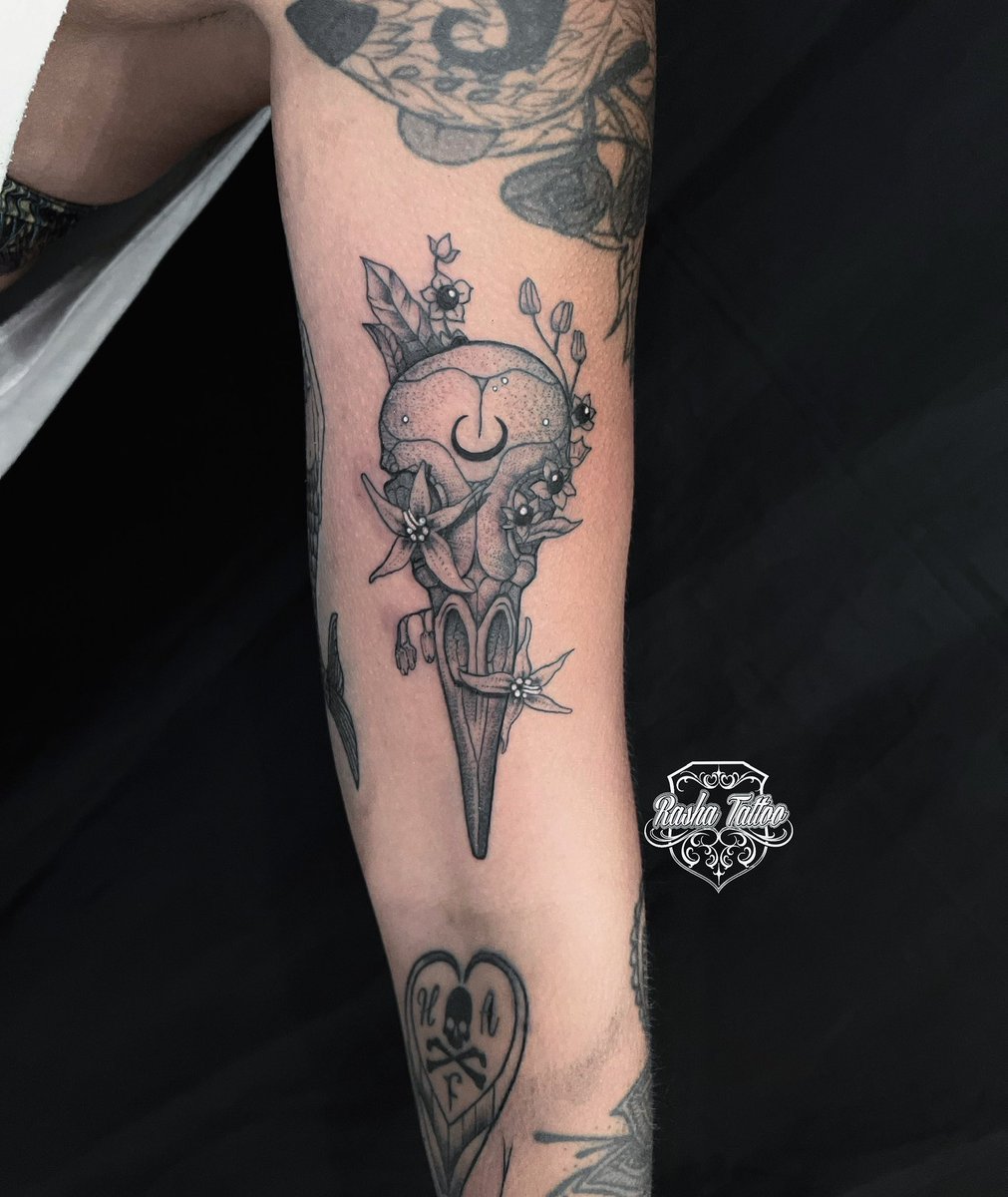 Rashatattoo's tweet photo. Bird skull with nightshade plant!
#rashatattoo #pentictontattoostudio #pentictoninked #pentictontattoorasha #cheyennetattooequipment #flowerstattoo #nightshade #birdskulltattoo #skulltattoo #gothtattoo #womantattoo #tattoo #ink #tattoosnob #inkedup #delicatetattoo https://t.co/D0U64kvjuM