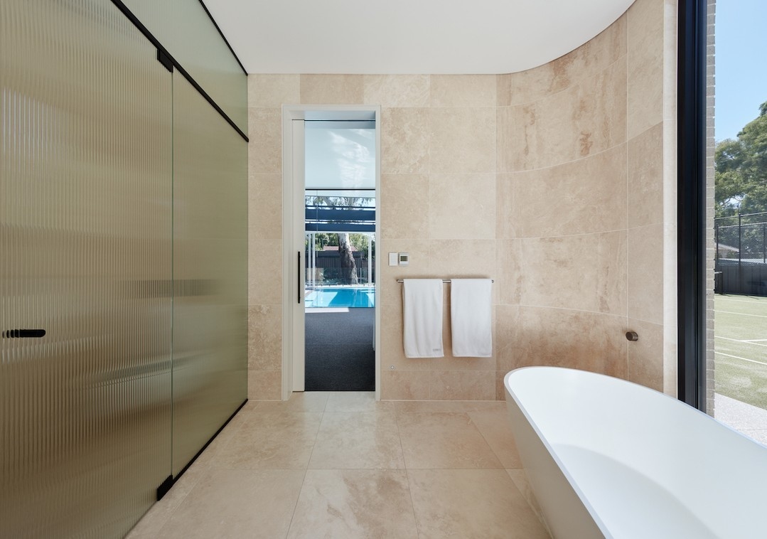 GraniteWorksAU's tweet photo. Looking back at this project from Finesse Built in SA. Winner of Contract Home over $2 million and Absolute Best Home in 2021. 

My standout feature is the Curved Travertine Wall Tiles in this amazing bathroom. 

⚒️ Featured Stone
Classic Travertine, Honed &amp; Filled https://t.co/Kgl0hQ871i