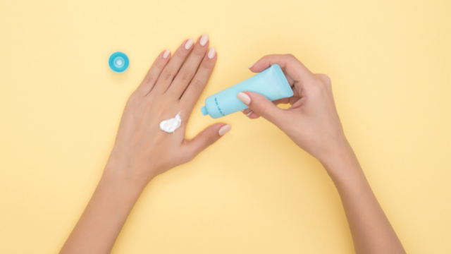 Most sunscreens are designed to last three years, but that's not always the case. 🧴

Here's exactly what you should be looking for to avoid using expired sunscreen: 
…fordermatologyandlaserskinsurgery.com/skin-care/are-…