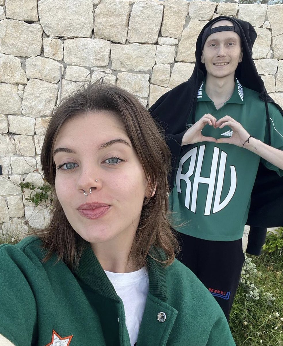 El amor sin duda si existe y este era el ejemplo.Ella nunca lo dejo sólo .Descansa en paz Charlie 💔🕊