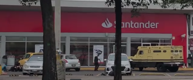 DiarioEpicentro's tweet photo. #Entérate | 🔴 Las autoridades #intentaron minimizar el atraco contra camioneta de Valores de esta mañana donde se robaron #3mdp y hubo #2heridos
Nota y video: 👉🏻 https://t.co/XOcxCG2BCs https://t.co/eT75khbDOV