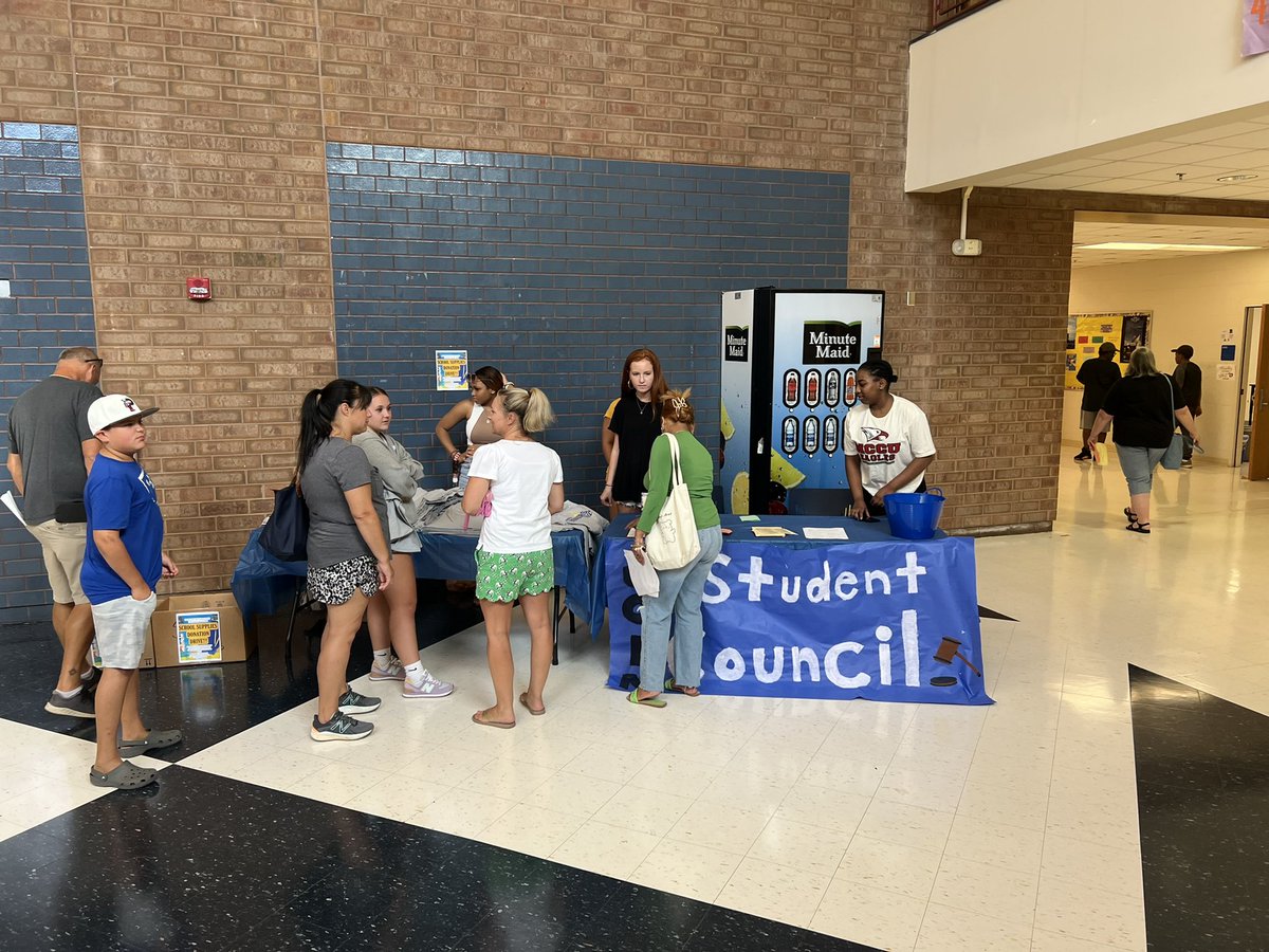 QBAP_Glenn's tweet photo. Open House was a success!!! Thanks to the students, staff, and parents for being engaged with all that @Ragsdale_RHS has to offer…#Engaged @GCSchoolsNC @WhitneyOakley93 @GetSmartEdu #JGibson #CDunlap https://t.co/iZfWJxFoEU