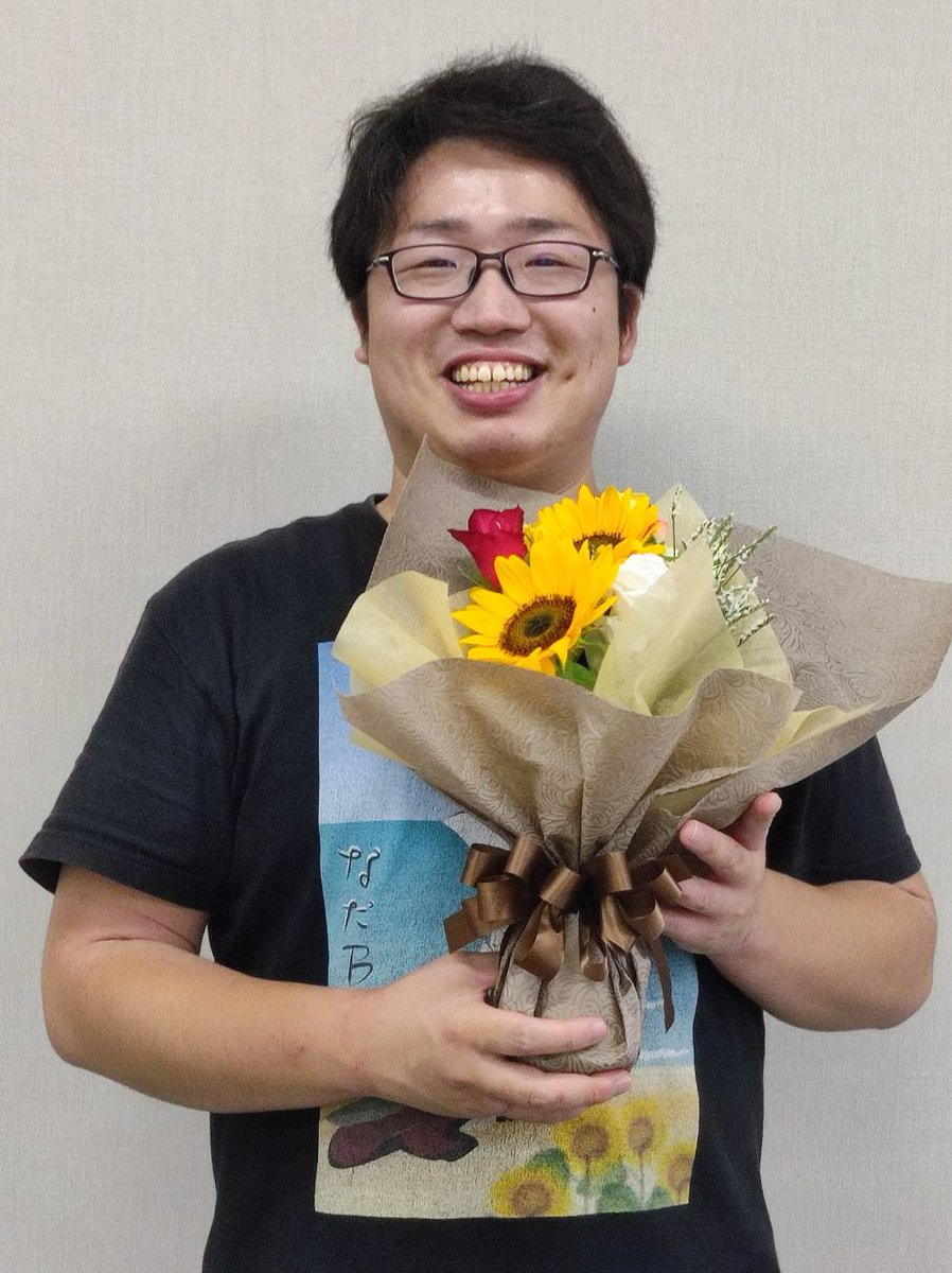 卒業報告会当日、ご来場の方々から贈り物を頂きました！

まずはmako爺ちゃんネル <a href="/mako08008939/">mako爺ちゃんネル</a> さん！
とっても素敵な花束を頂きました💐✨

本当にありがとうございます！