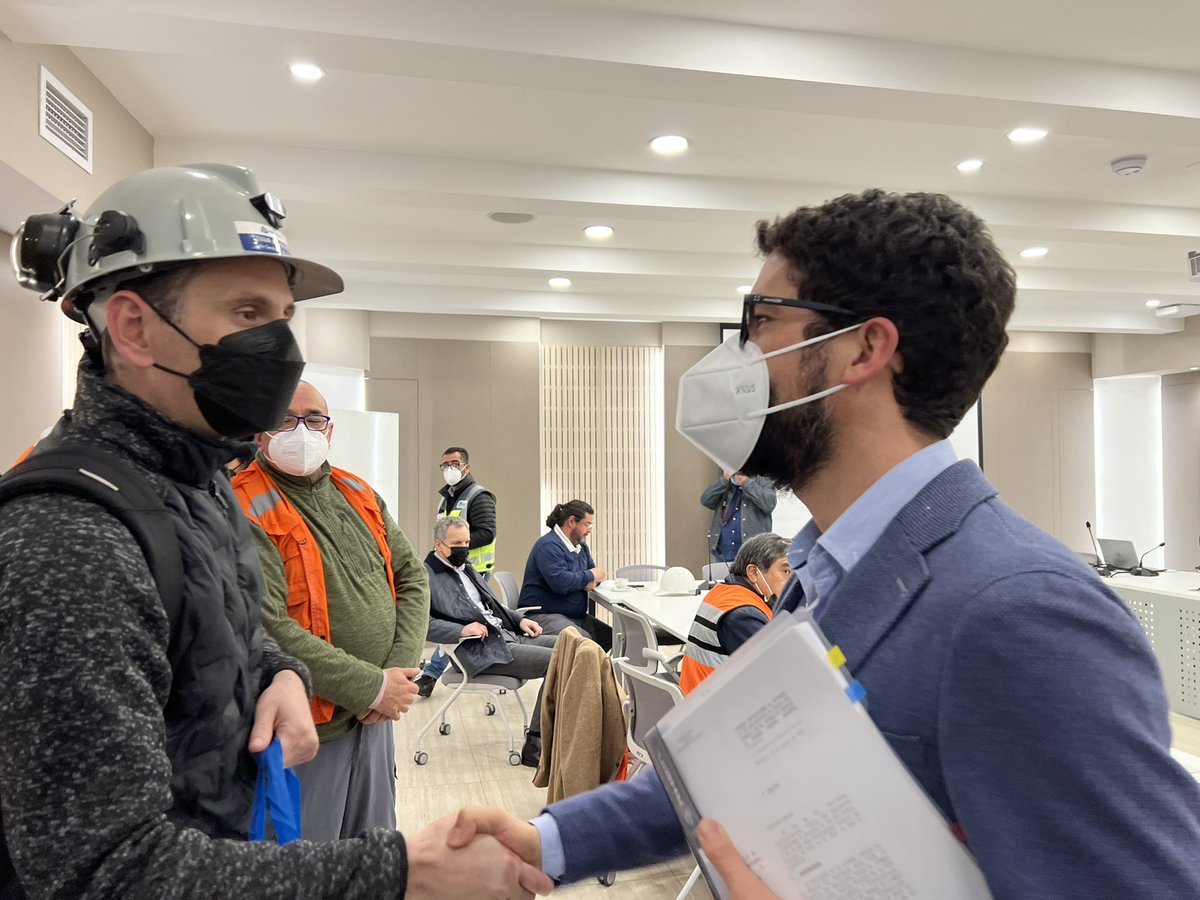 Vamos por las #40Horas! 💪🏽 Hoy junto a la ministra <a href="/jeannette_jara/">Jeannette Jara Román</a> y el Consejo Superior Laboral recibimos la propuesta de reducción de jornada de la <a href="/ctmineria/">CTMIN</a> y el <a href="/ConsejoMinero/">Consejo Minero</a>. 

Valoramos esta propuesta que busca avanzar en el bienestar de las y los trabajadores.