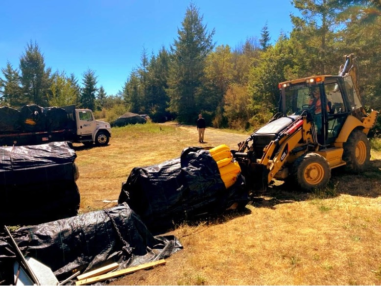 USCGNorthwest's tweet photo. #Update #AleutianIsle Sheening remains at minimal levels, specialized dive equipment is being acquired. Photo: @SanJuanCountyWA loading boom onto a truck.

Link to the incident website: https://t.co/pUaqGXaGvF
Link to latest press release: https://t.co/ZjxNEstQlv https://t.co/P9BeSMLFwO