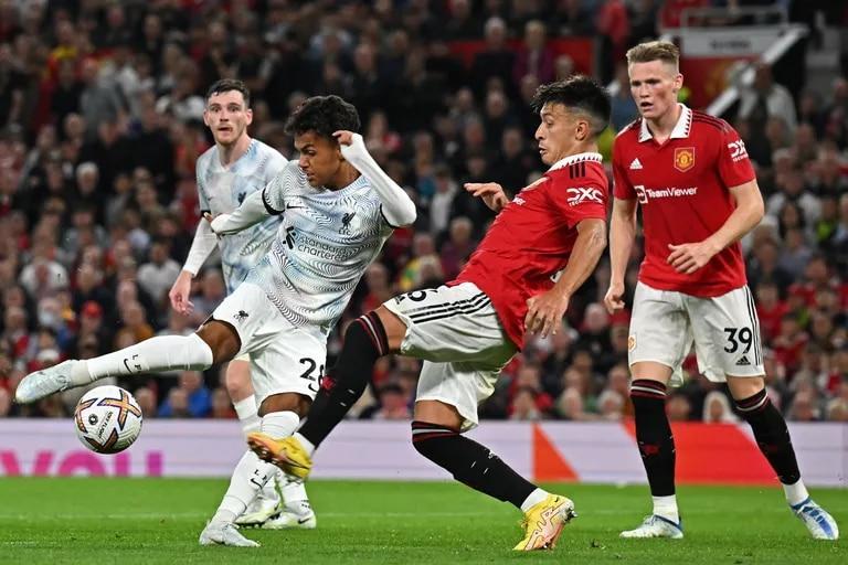 LANACION's tweet photo. Premier League: con Lisandro Martínez de bombero y un gol de baby-fútbol, Manchester United dio el golpe ante Liverpool https://t.co/hAe6CwFyHz https://t.co/vb18ikvUjm