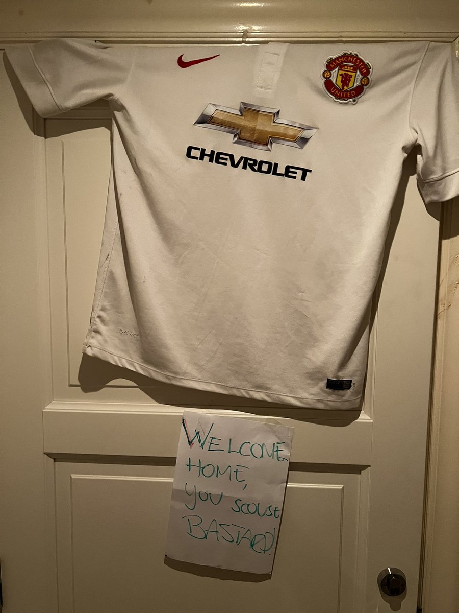 Sambon är Liverpool-supporter. Hon fick ett varmt välkomnande hem efter matchen ikväll. 
<a href="/RedArmySverige/">Red Army Sverige</a> <a href="/RASpodden/">Red Army Sverige-podden</a> 

WELCOME HOME, YOU SCOUSE BASTARD