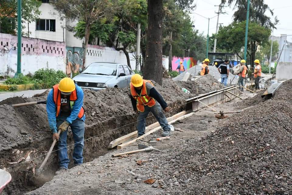 Alc_Iztapalapa's tweet photo. También, la mejora de la cancha de fútbol, #multicancha y área de juegos infantiles. Una de nuestras prioridades es el rescate y transformación de todo el espacio público de #Iztapalapa para que pueda ser disfrutado plenamente por la población.
#IztapalapaTransformaLaCiudad https://t.co/tiXGUfGbkL