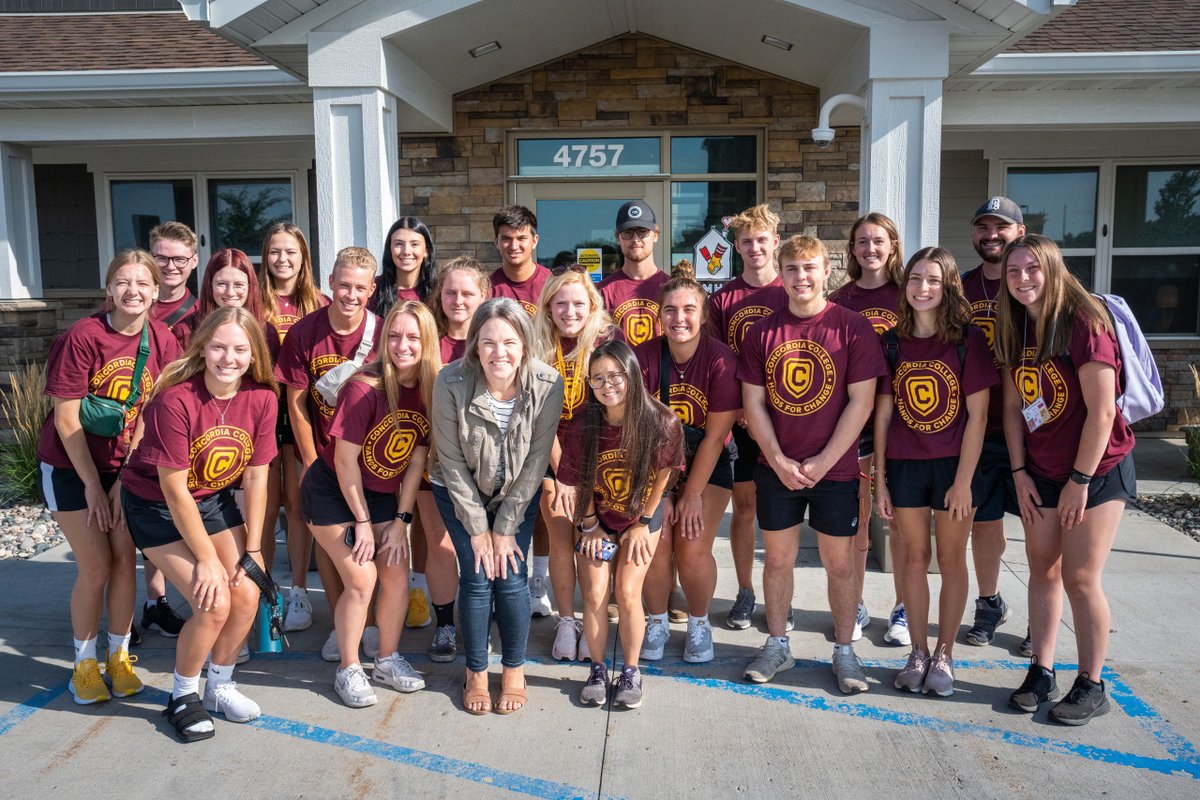 CobberAlumni's tweet photo. Our newest Cobbers went off on an adventure today for Hands for Change. Some even ran into some of our awesome alumni. Here one of our clubs ran into Ronald McDonald House Executive Director Jill Christopher '01! #cordmn https://t.co/nC0VBXak9G