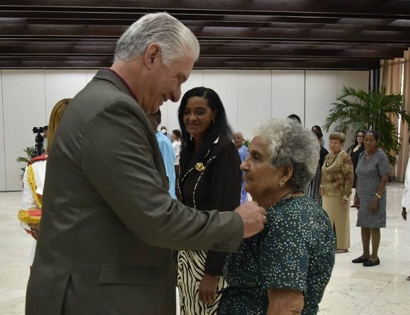 "Me han estremecido un montón de mujeres..." 
Y todas ellas Mariana, Vilma, Celia...
#MujeresEnRevolucion #CubaHonra