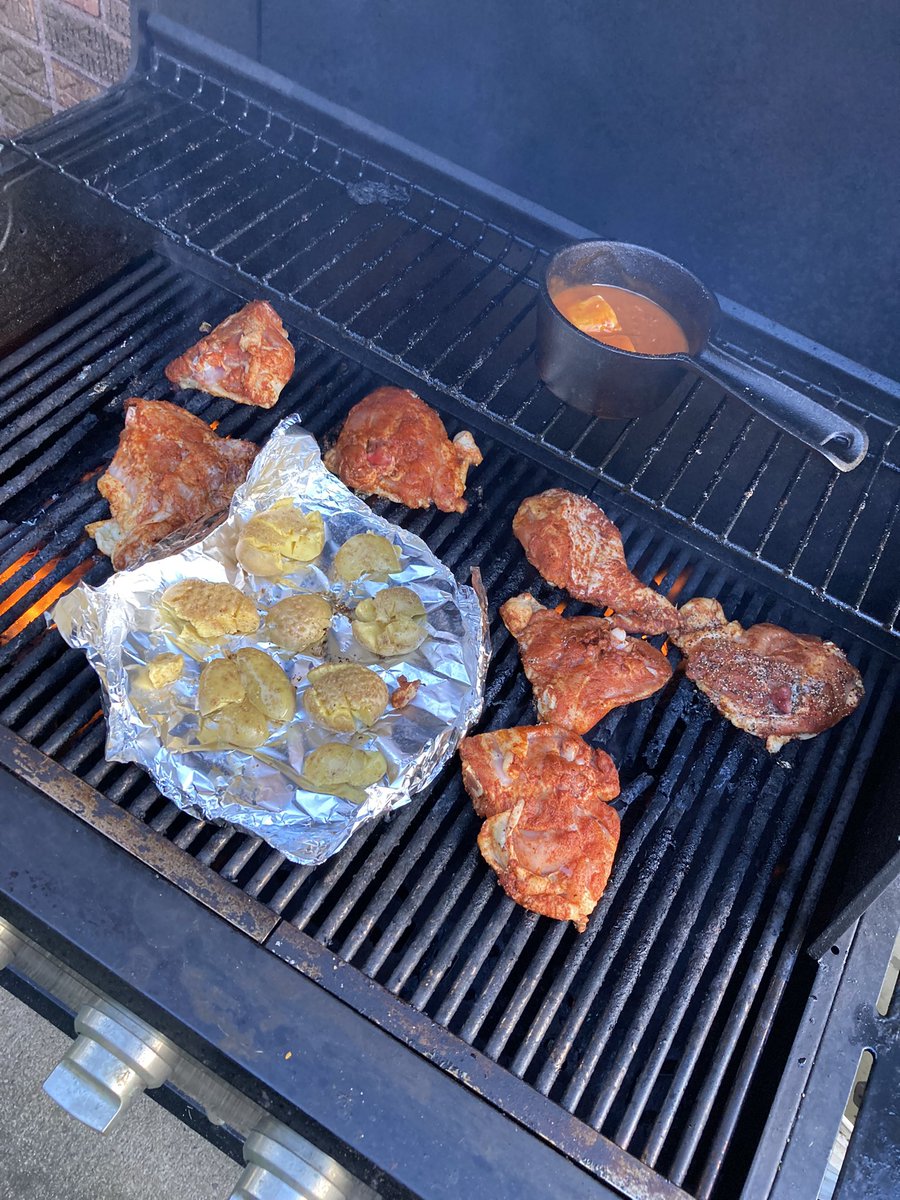 IfYouFollowMatt's tweet photo. Tonight’s #grilling #Athomechef #grillmaster adventure… #Nashville #HotChicken used the #thighs(more flavor), grilled seasoned mini Yukon #smashedpotatoes &amp; a #honey #hotsauce for the chicken! #FABULOUS #MNF feast!  Also watched #HouseoftheDragon 👍🏼👍🏼IMO #GOT https://t.co/me01uFPaor