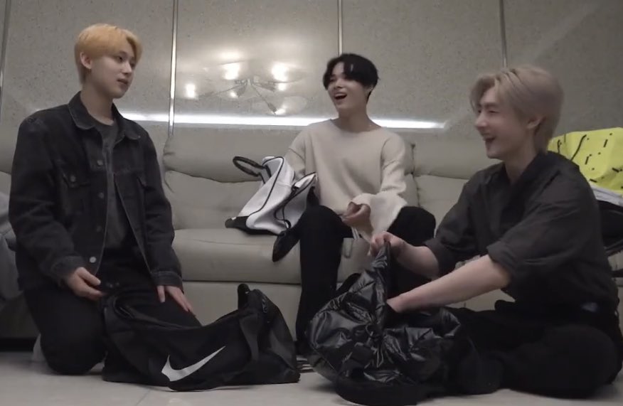 KKKPMJJ2's tweet photo. HoonKi teasing              Jungwon doing 
Sun to get his                nothing but still
attention:                       get babied: https://t.co/1MjCiO8Mft