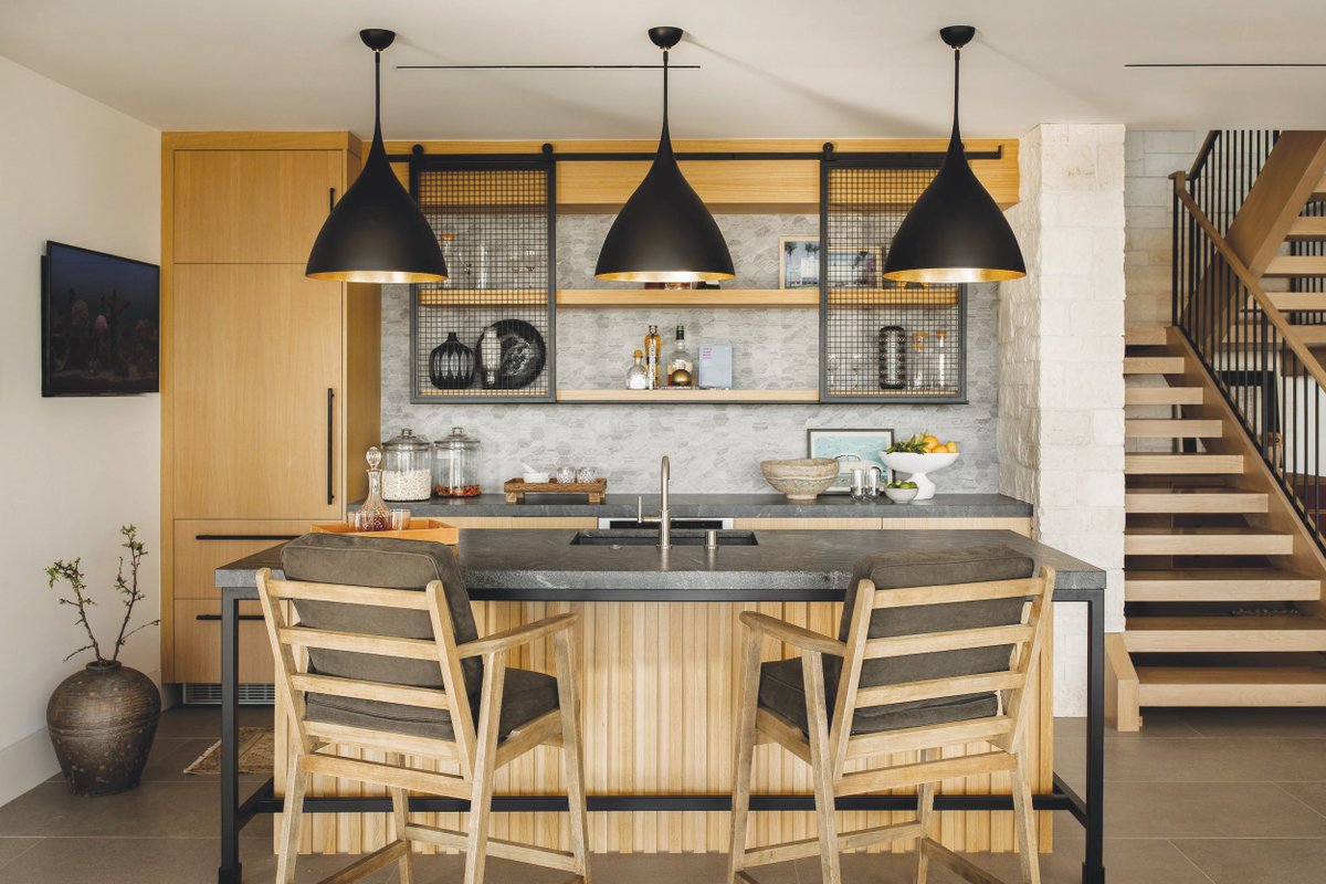 NewportBeachMag's tweet photo. Style and function go hand in hand when creating your own home bar: https://t.co/IZ0d0hw3Qe | Photo by Shade Degges #newportbeach #bar #bars #homebar #homebars #homedesign #homeanddesign #home #design #cocktails #morrisoninteriors #orangecounty #oc #barstools #spirits #liquor https://t.co/m2pi4PN7ln