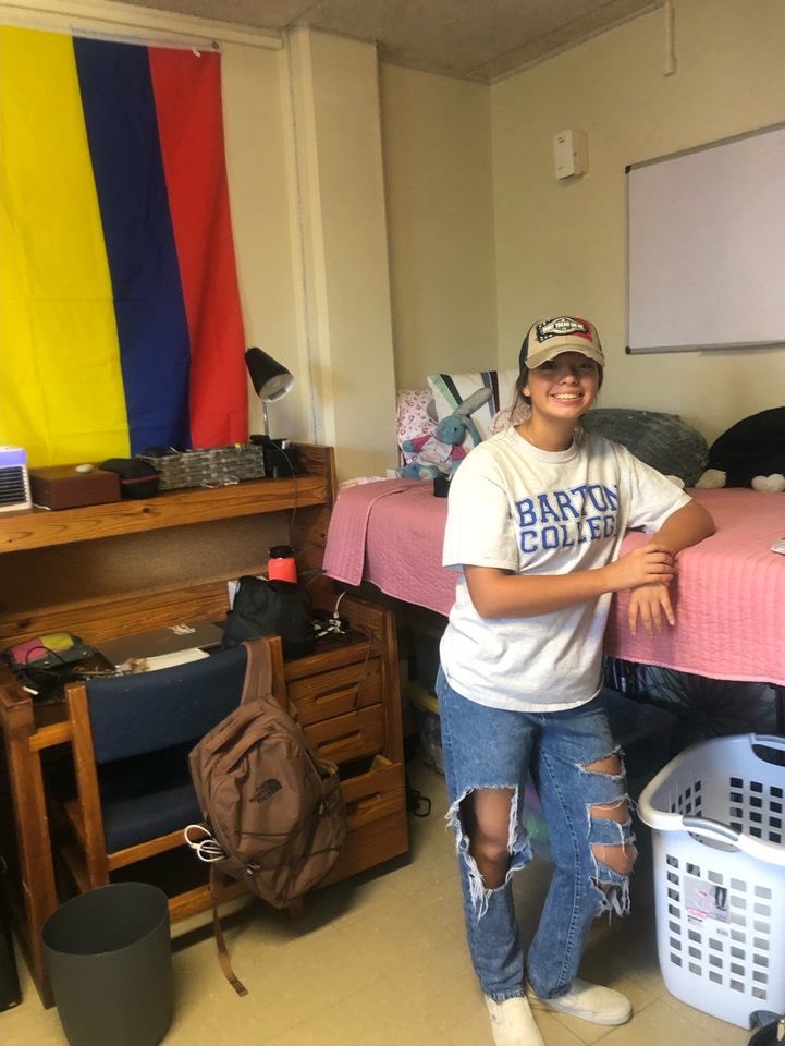 Barton_Softball's tweet photo. Excited to have our freshman all moved in and ready for their first year as a bulldog!! Can’t wait to get this year started!! #rolldawgs https://t.co/39kvT410SI