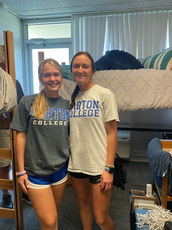 Barton_Softball's tweet photo. Excited to have our freshman all moved in and ready for their first year as a bulldog!! Can’t wait to get this year started!! #rolldawgs https://t.co/39kvT410SI