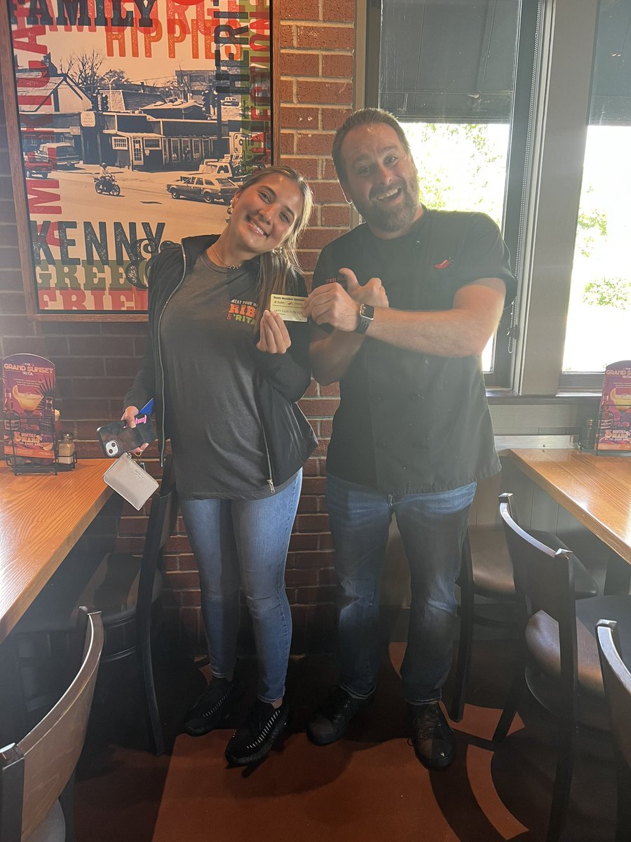 ChilisBrett16's tweet photo. Look at Taylor getting her comp card! She’s been a valuable team member since day 1! #HoldingItDownInFTown #chilislove @Mikwhittington https://t.co/ggYbLSz2Gq
