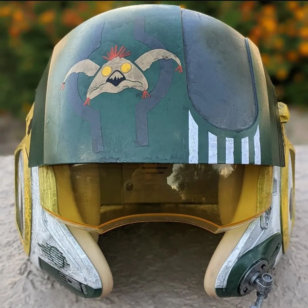 Senjo41A's tweet photo. Worked with a buddy of mine that makes Rebel helmets on one for @cstribs and it came out pretty rad. #MonkeyLizardSquadron #SalaciousCrumb #StarWars #RebelPilot #NewRepublic #Xwing #XwingPilot #StarWarsCosplay #PilotHelmet #Cosplay https://t.co/2WQZs2Y4VV