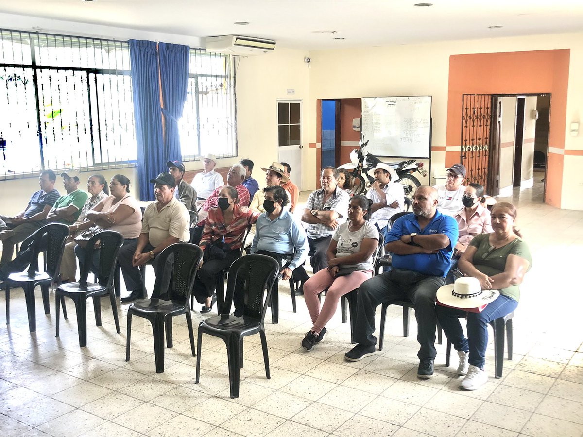 Alex_Padilla85's tweet photo. En la Parroquia Puerto Limon provincia de Santo Domingo de los Tsachilas, técnicos del proyecto PIATER socializan los proyectos del MAG y Subvención de Urea, en beneficio de pequeños y medianos productores. https://t.co/oskCiUPWcL
